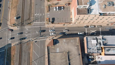 antena sobre el tráfico de automóviles en el centro de la ciudad, carretera de varios carriles, durham, ee.uu.