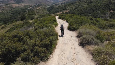 Tiro-De-Drone-De-Ciclista-De-Montaña-En-Sendero-De-Montaña