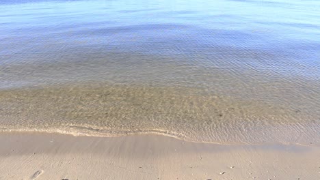 Waves-lapping-on-the-riverbank,-Swan-River---Perth,-Western-Australia