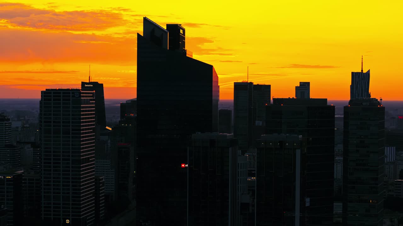 Telefoto aérea del horizonte de Varsovia al amanecer espectacular con rascacielos modernos.
