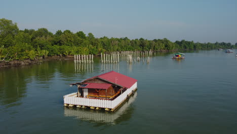 Vista-Aérea-De-Drones-De-Una-Casa-Flotante-En-El-Río-Bagan-Lalang,-Sepang,-Malasia