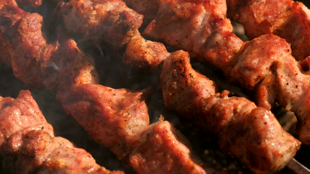 맛있는 고기 바베큐는 나무 석탄 그릴 위에 개에 여 있습니다. 가까운 고기 조각.