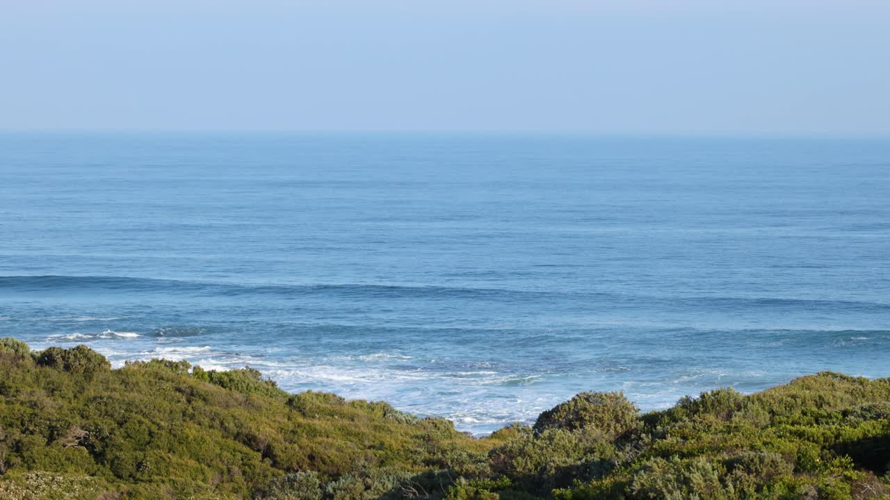 Onde che si infrangono lungo la costa di Melbourne