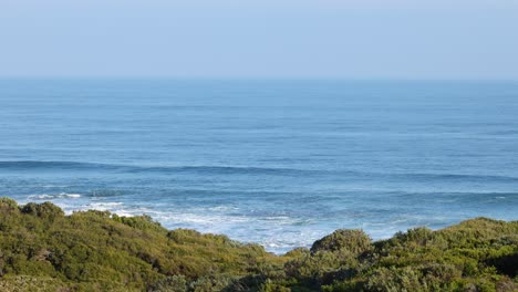 waves crashing along the melbourne coastline