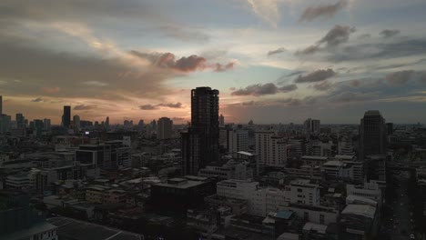 Sonnenuntergang-Die-Letzten-Strahlen-Des-Tages-über-Der-Stadt