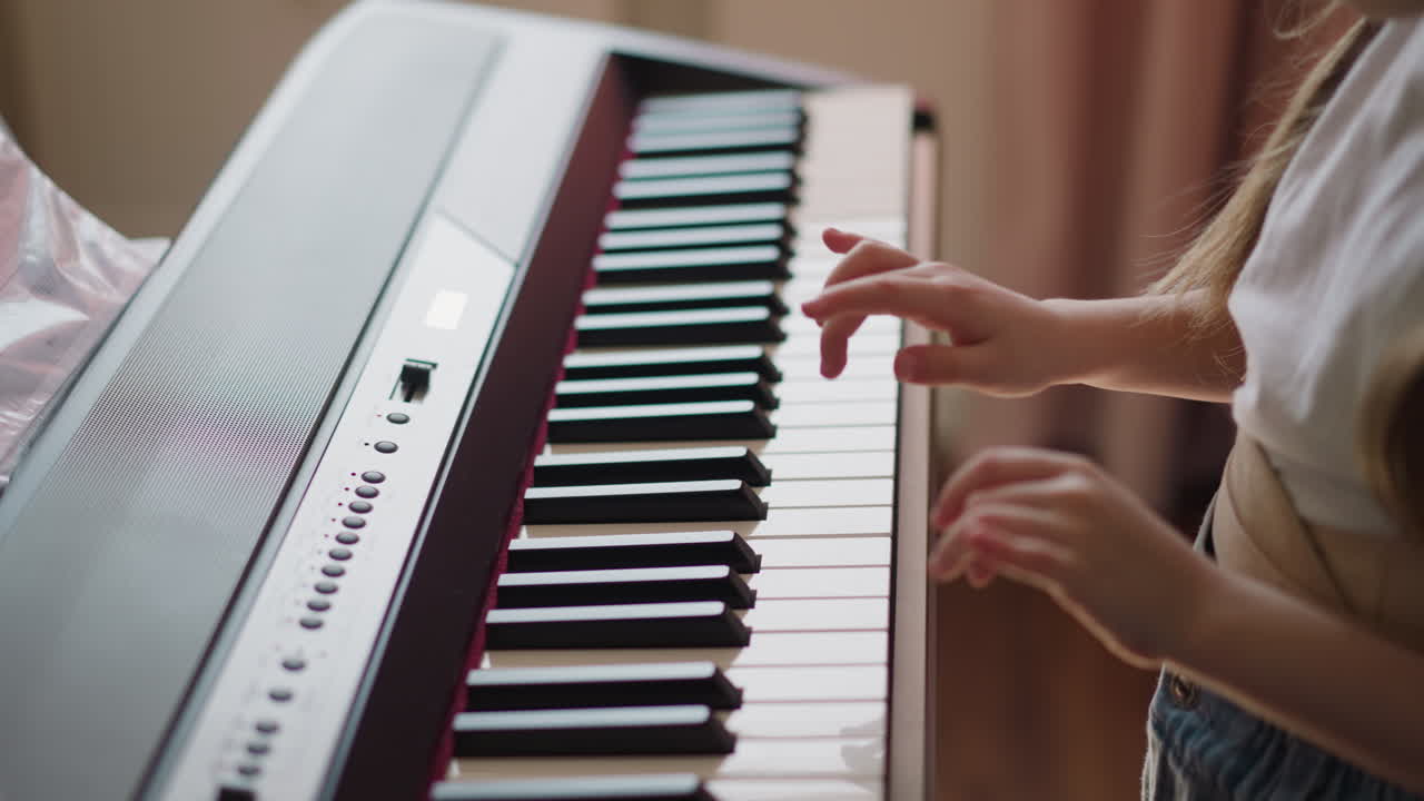 el estudiante toca melodía en el piano eléctrico en la sala de estar