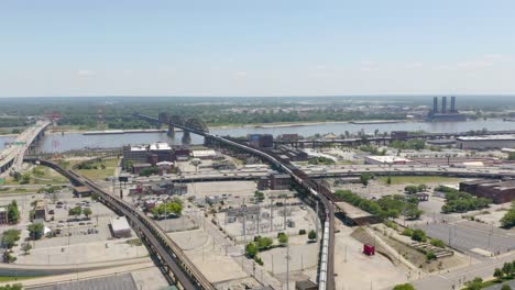 vista aérea del tren que transporta mercancías, carga a granel
