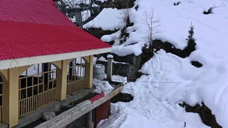 索朗山谷在雪中运行的缆车的空中景观