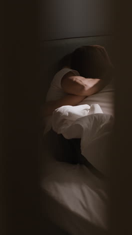 persona que duerme en la cama