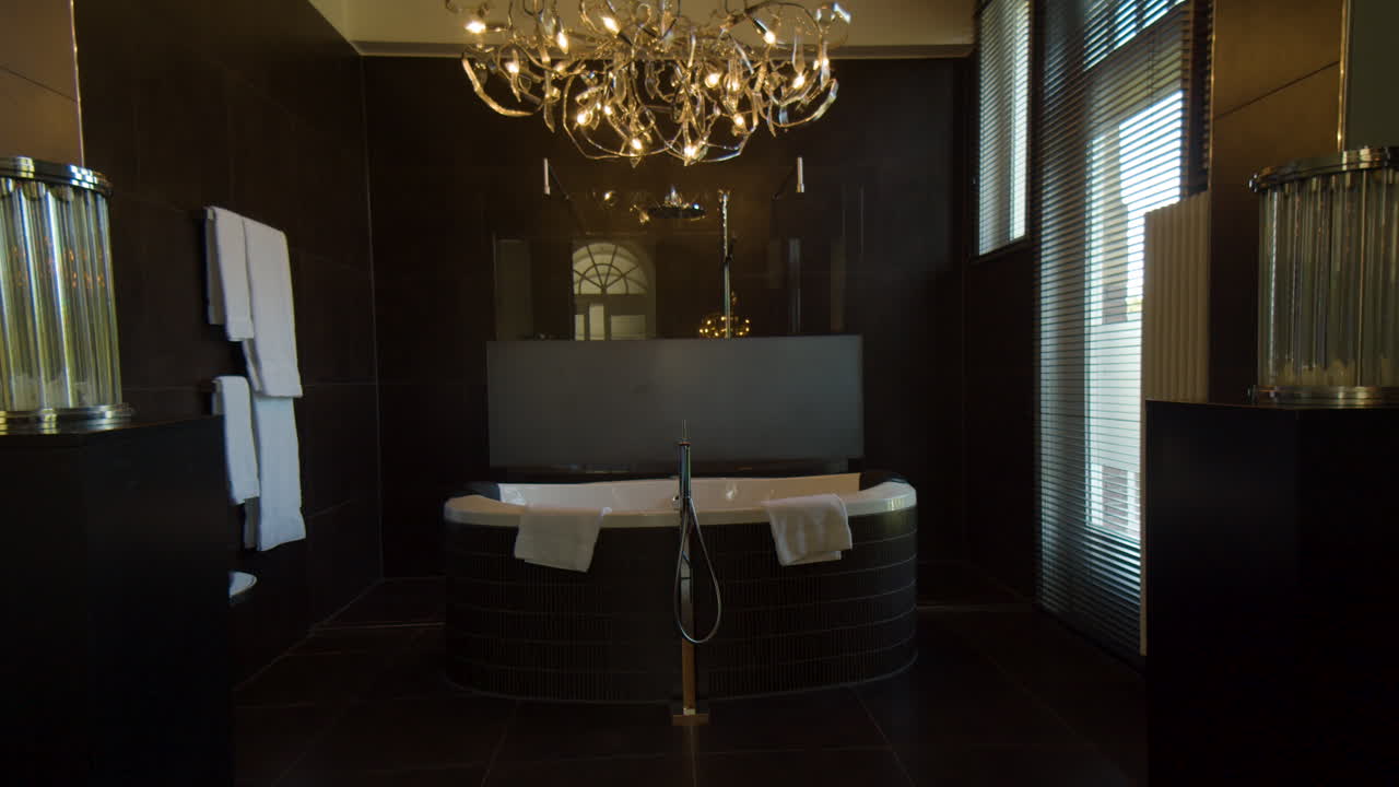 muñeco hacia el lujoso baño de burbujas en el baño.