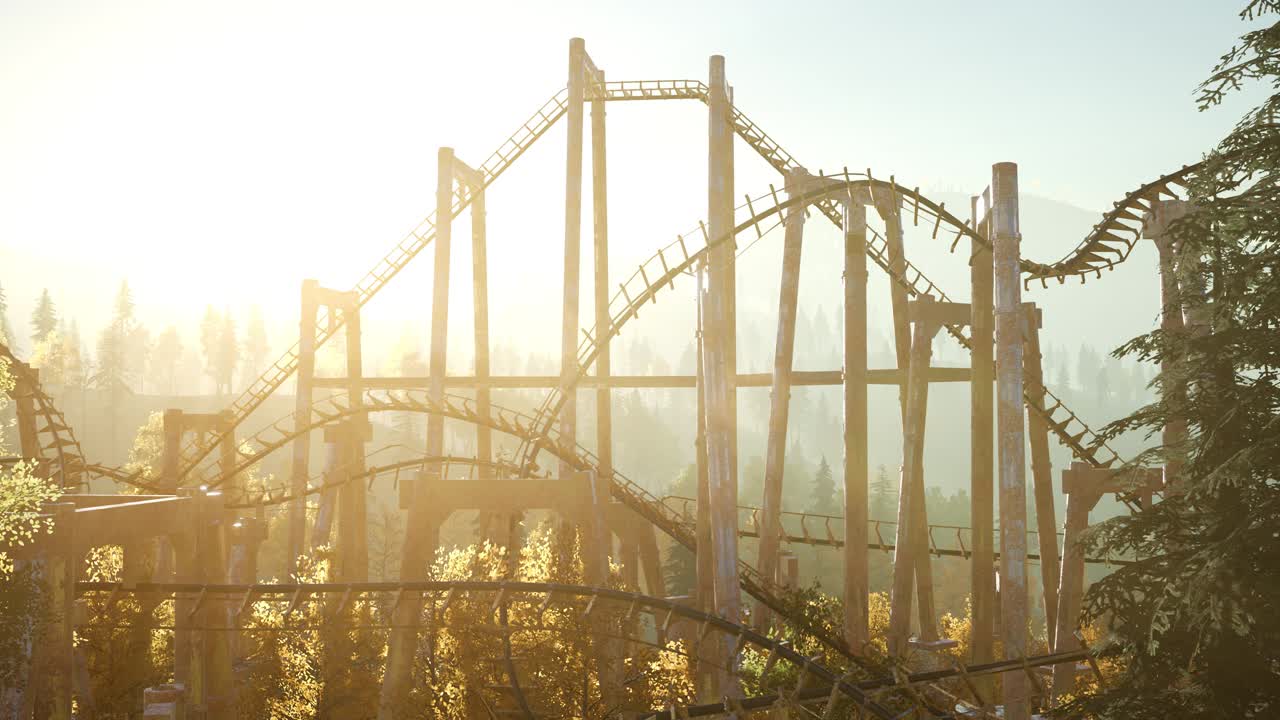 vieja montaña rusa al atardecer