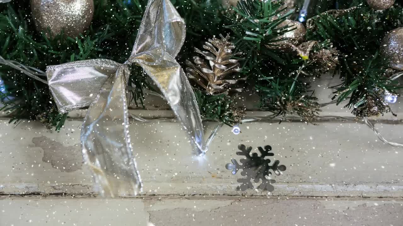 크리스마스 장식과 함께 내리는 눈