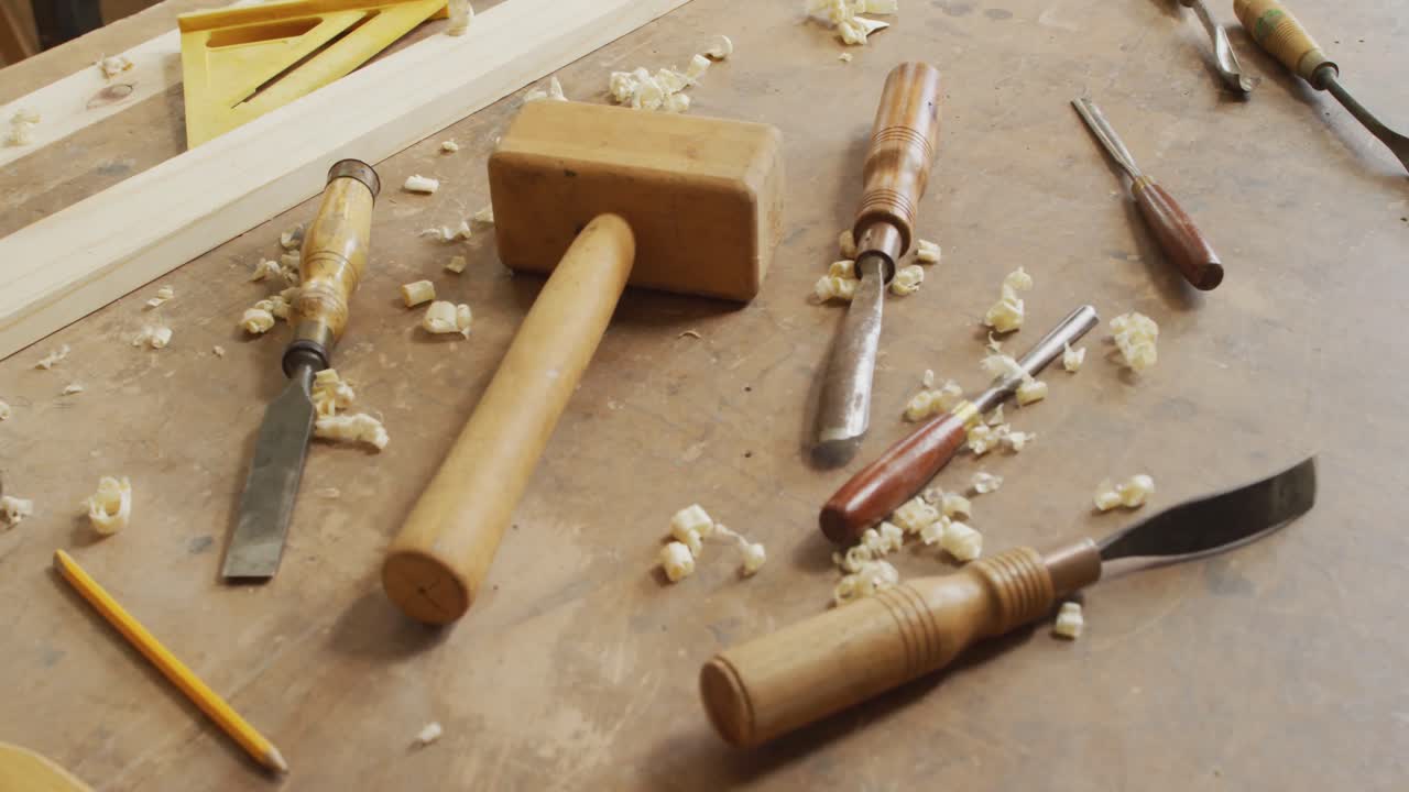 목공 가게 의 목조 작업실 테이블 에 있는 여러 가지 목공 도구