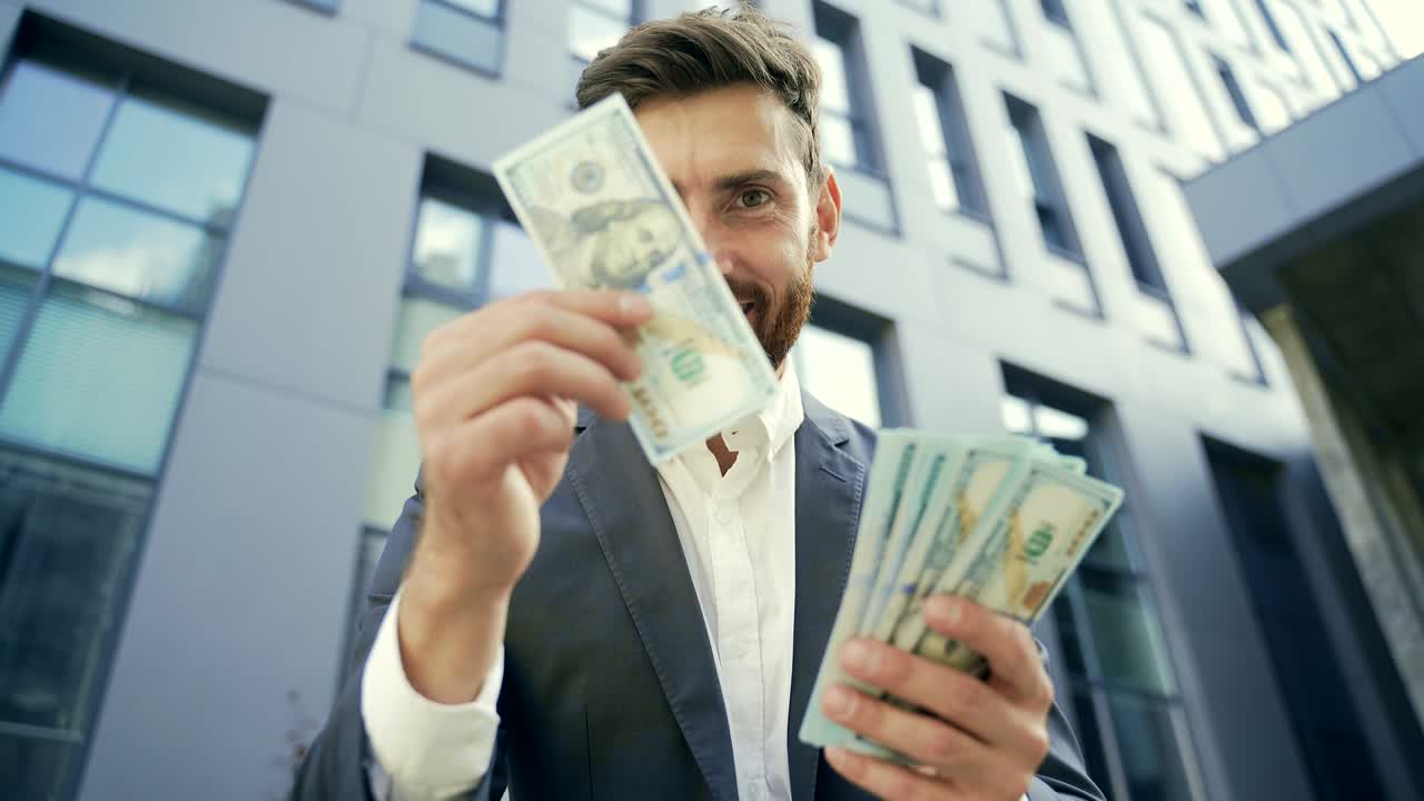 счастливый успешный белый бородатый бизнесмен подсчитывает, волнует, бросает, хвастается