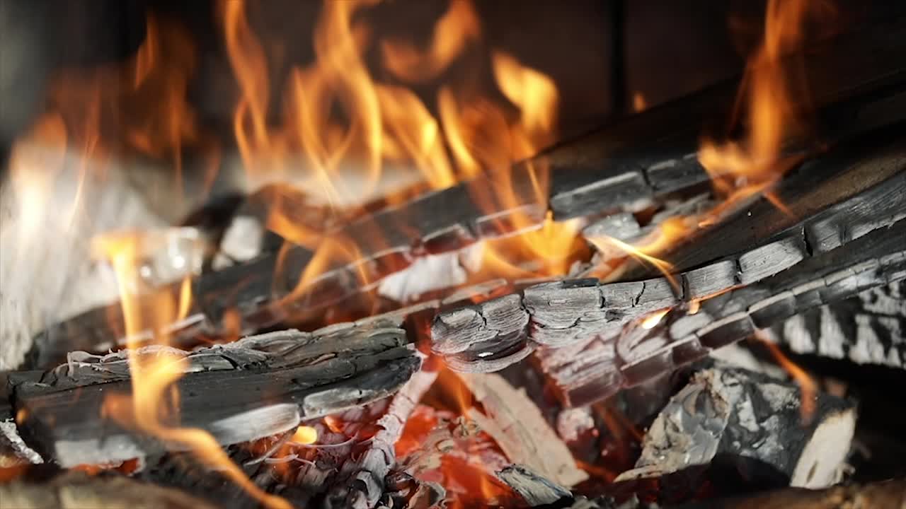 llamas de fuego sobre fondo negro en cámara lenta