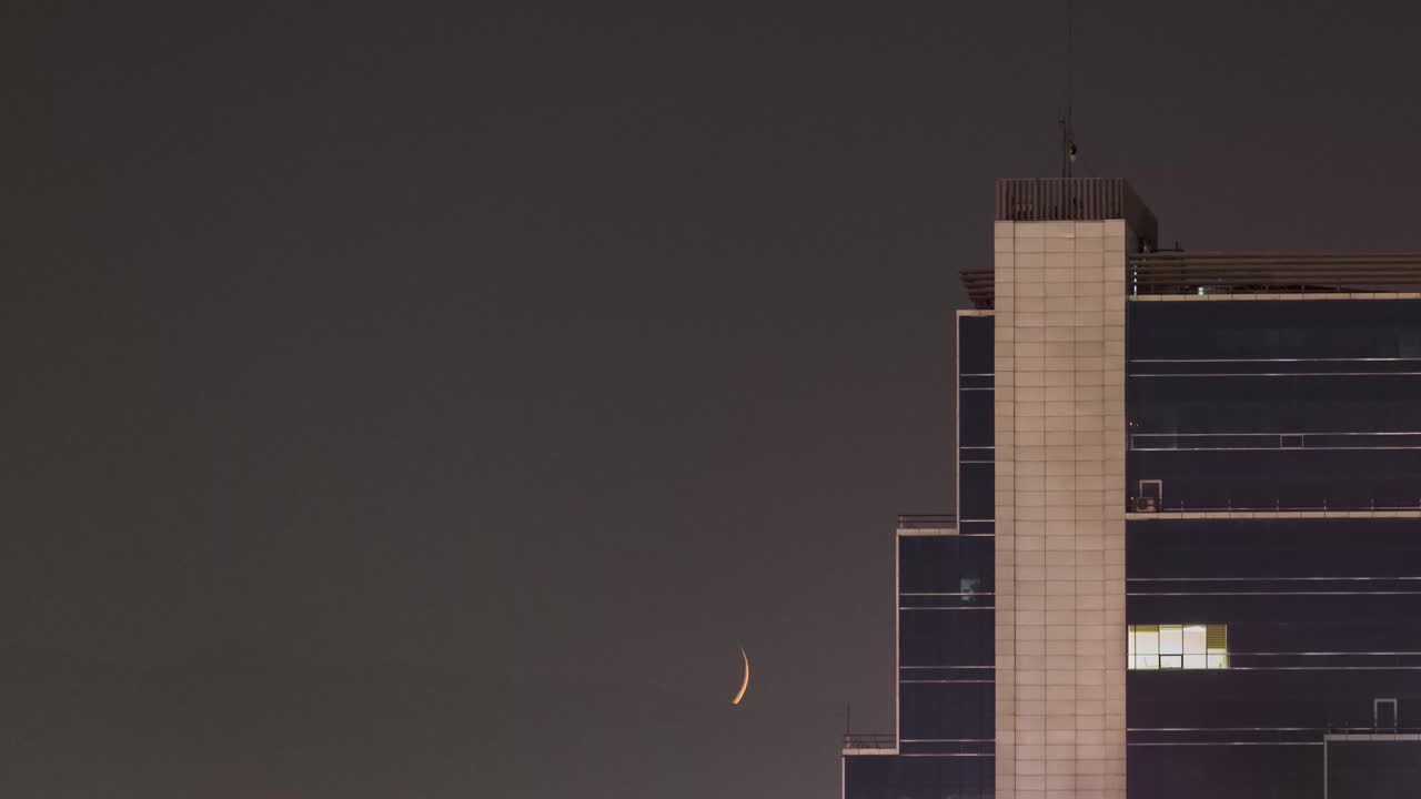 impresionante puesta de luna sobre teherán horizonte nebuloso donde la arquitectura moderna se encuentra con el resplandor dorado de la luna llena iluminando el paisaje de la ciudad del medio oriente el cielo nocturno increíble arquitectura puesta de luna teherán irán