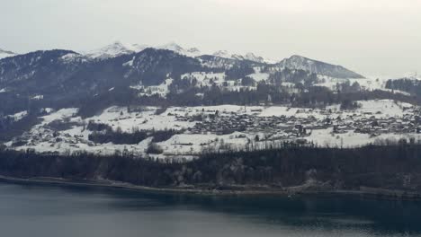 Antena-De-Drones-Del-Lago-Thun-Thunersee-En-Invierno