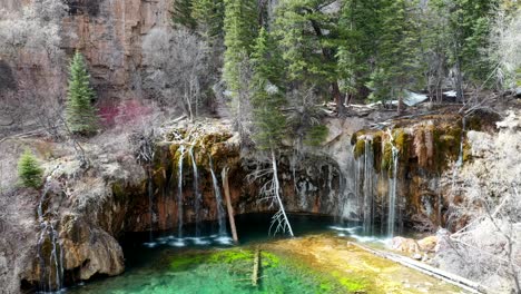 El-Lago-Colgante-Y-Las-Cascadas-En-El-Cañón-De-Glenwood,-Colorado