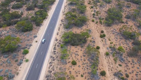 Auto-Fährt-Auf-Offener-Autobahn,-Luftaufnahme