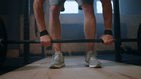 Joven-Haciendo-El-Ejercicio-De-Levantamiento-De-Pesas-Limpio-Y-Tirón-En-El-Gimnasio.-Hombre-Haciendo-Ejercicio-De-Peso-Muerto-En-El-Gimnasio.-El-Joven-Atleta-Levanta-La-Barra-Hasta-El-Pecho.-Levantador-De-Pesas-Masculino-Levantando-Una-Barra-En-Una-Competición