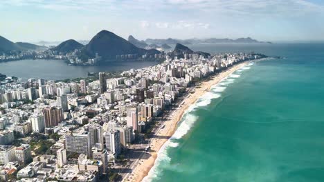 Maravíllate-Con-Las-Impresionantes-Imágenes-De-Drones-Que-Muestran-Las-Hermosas-Playas,-El-Horizonte,-Los-Imponentes-Rascacielos-De-La-Ciudad-Y-Las-Montañas-Al-Fondo.