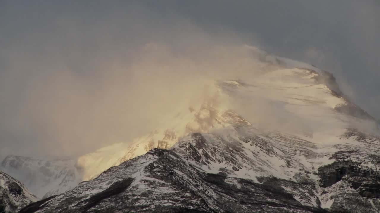 눈이 산봉우리에서 날아간다