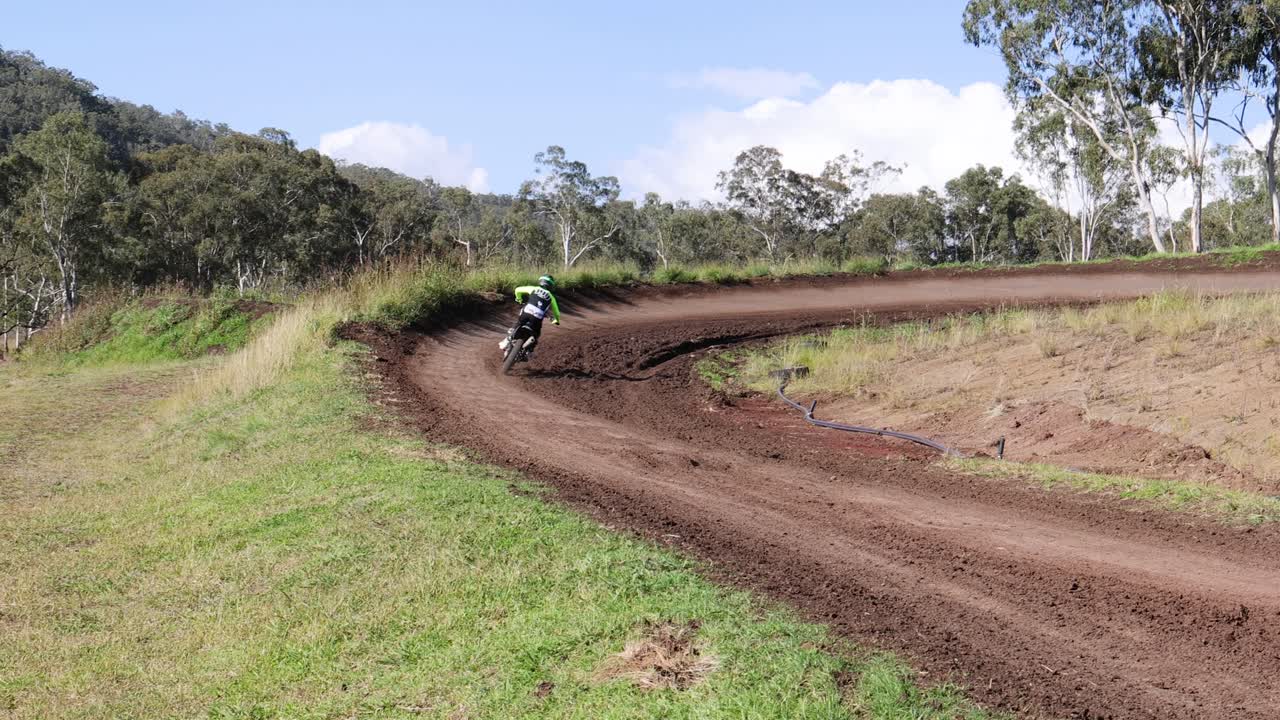 Motociclista che percorre una pista sterrata in un ambiente naturale