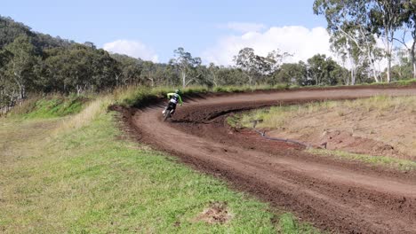 motociclista navegando por una pista de tierra en un entorno natural