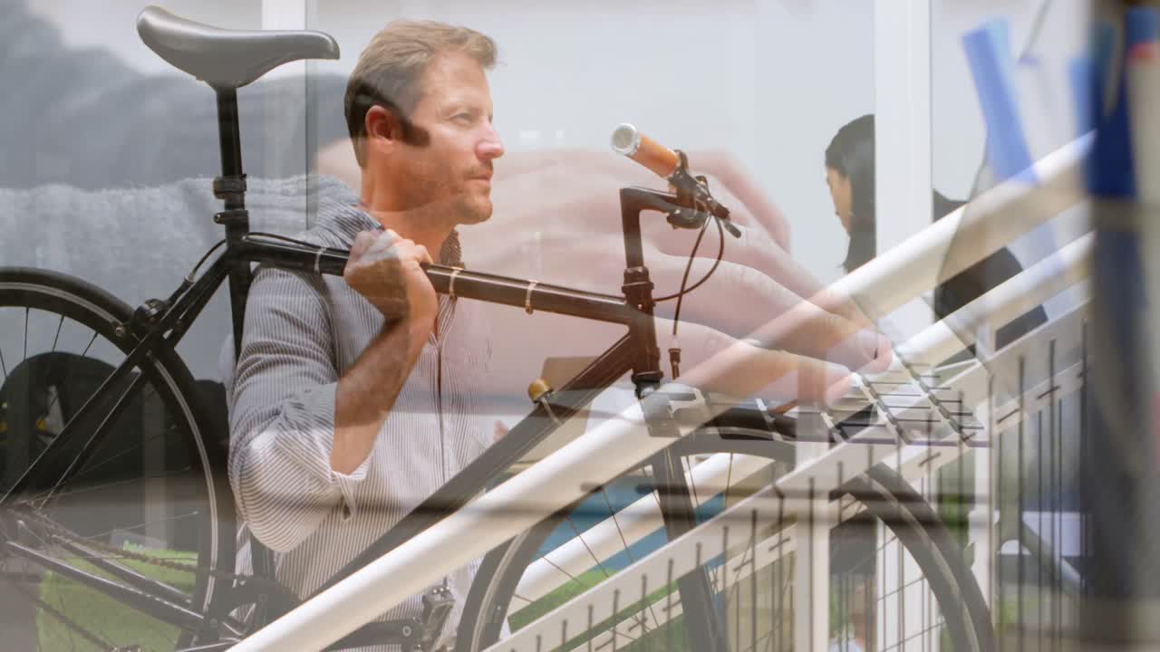 노트북을 이용한 손의 애니메이션 사업가가가 자전거를 들고 계단을 오르고 있다