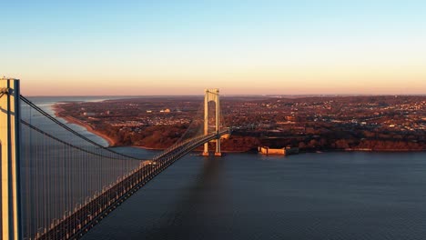 Luftbild-Mit-Blick-Auf-Die-Verrazzano-narrows-brücke,-Wintersonnenuntergang-In-Ny,-Usa