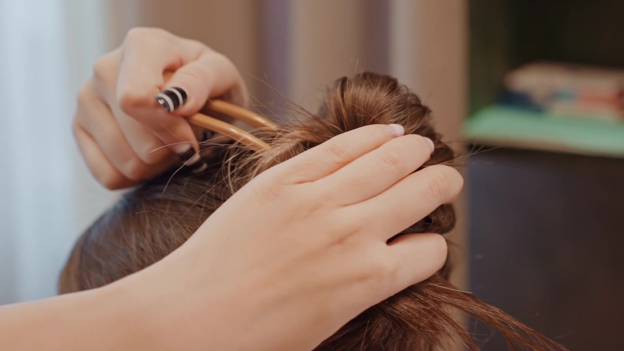 Estilismo capilar rápido. Peinado dinámico con accesorios y técnica de enfoque en el espejo. Arreglando el cabello rápidamente con un estilo enérgico y accesorios, concentrándose en el reflejo del espejo.