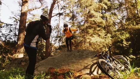 hombre tomando una foto de una mujer en el bosque