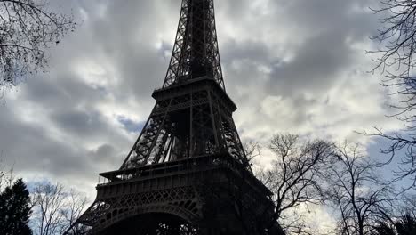 la torre eiffel en parís bajo un cielo nublado