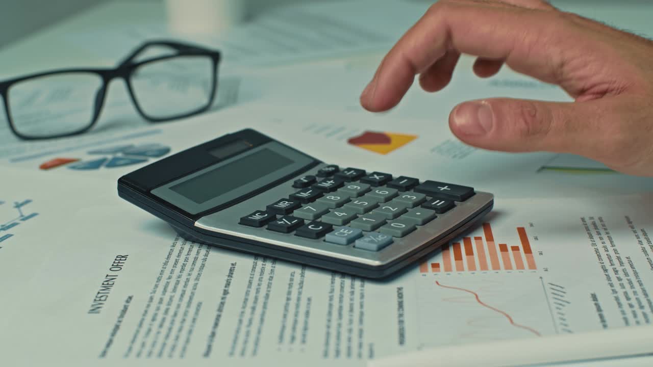 Uomo che lavora su report finanziari. Finanza e contabilità, pianificazione del budget aziendale