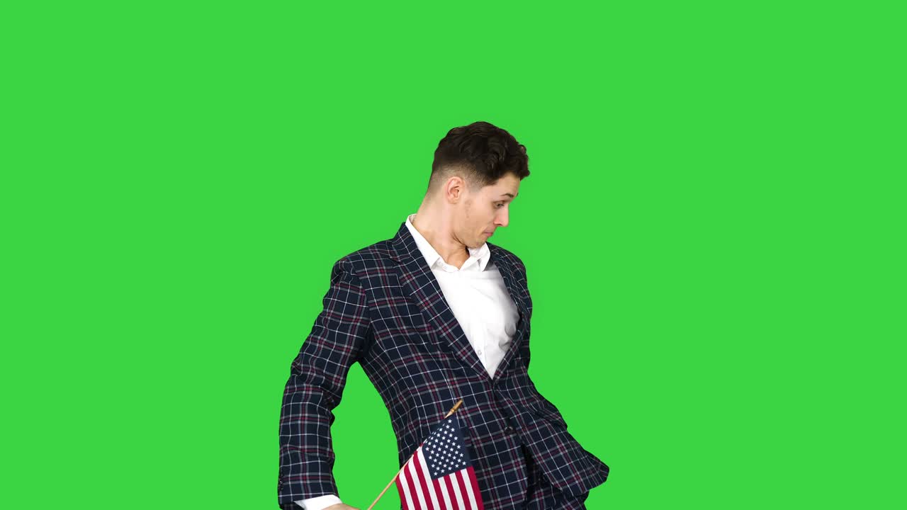 초록색 스크린, 크로마 키에 미국 발과 함께 재미있는 방식으로 춤을 추는 공식 슈트 젊은 남자