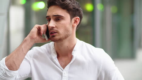 Closeup-man-talking-on-phone-outside.-Man-discussing-business-on-phone-outdoor