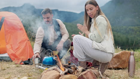 pareja, acampar y fuego con leña