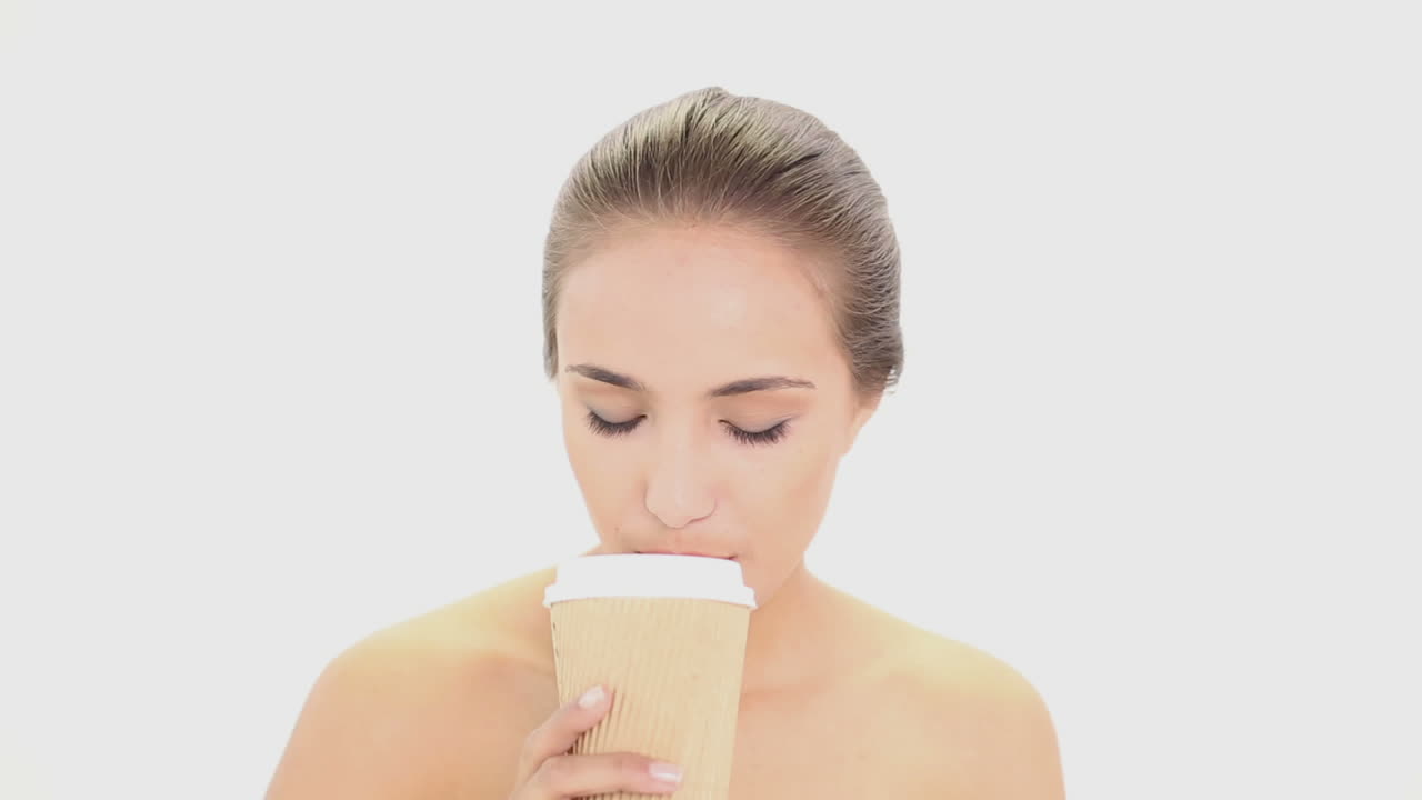 hermosa modelo bebiendo de una taza desechable