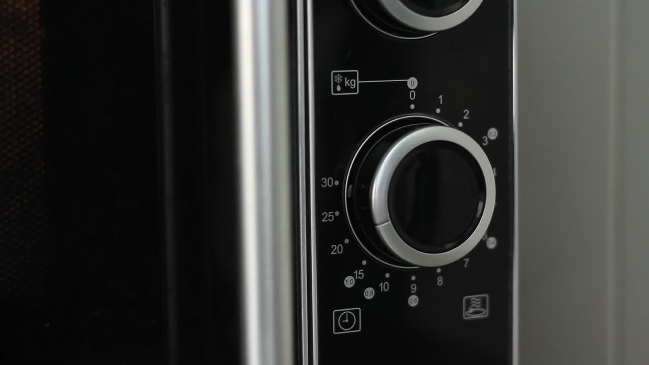 configurar el temporizador de microondas en veinte minutos y apagar el microondas - disparo en ángulo cerrado