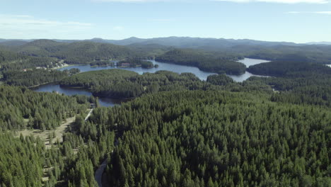 Gran-Lago-De-Montaña-Con-Una-Forma-Interesante