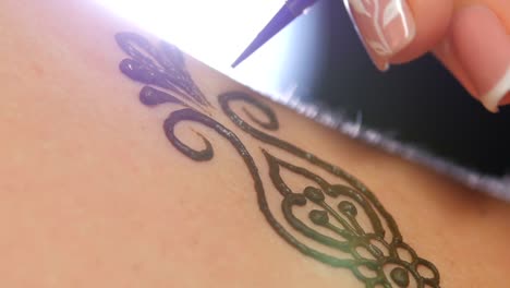 aplicación de tatuaje de henna