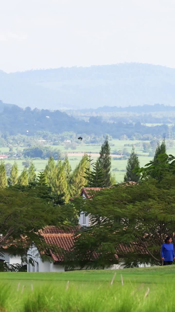 집과 산과 함께 경치 좋은 골프장 전망