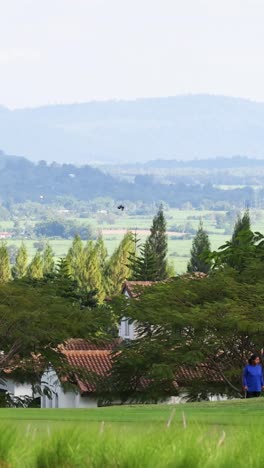 vista panorámica del campo de golf con casas y montañas