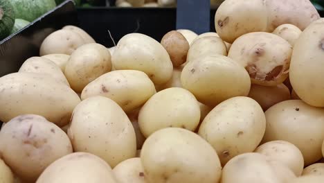 primer plano de patatas frescas en un estante en un supermercado