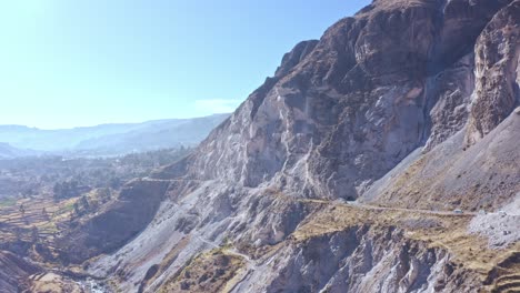 Luftaufnahme-Des-Maca-bezirks,-Peña-Blanca-tunnel,-Colca-talroute