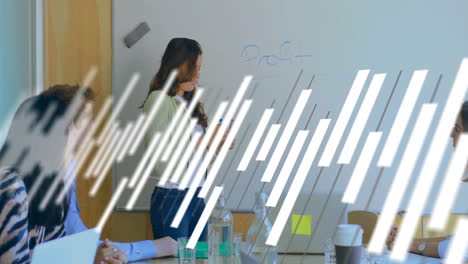 animación de procesamiento de datos y diagramas sobre diversos colegas hablando en la oficina