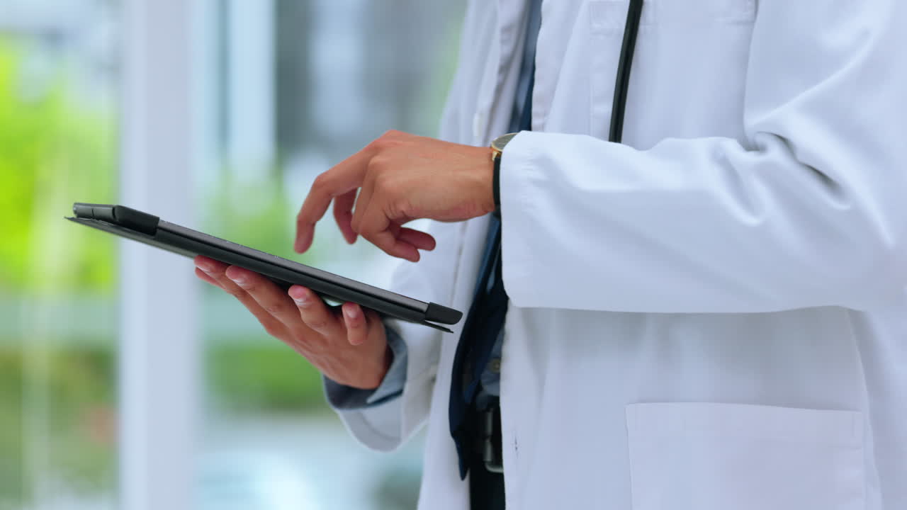 digital, manos de médico y rollo de tableta