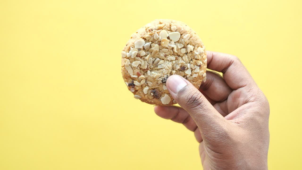 오트밀 과일 쿠키 를 들고 있는 손