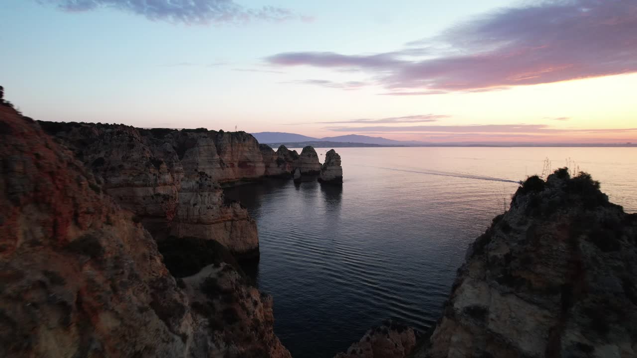 vista aérea a lo largo de la costa rocosa de portugal en un hermoso amanecer con aguas tranquilas