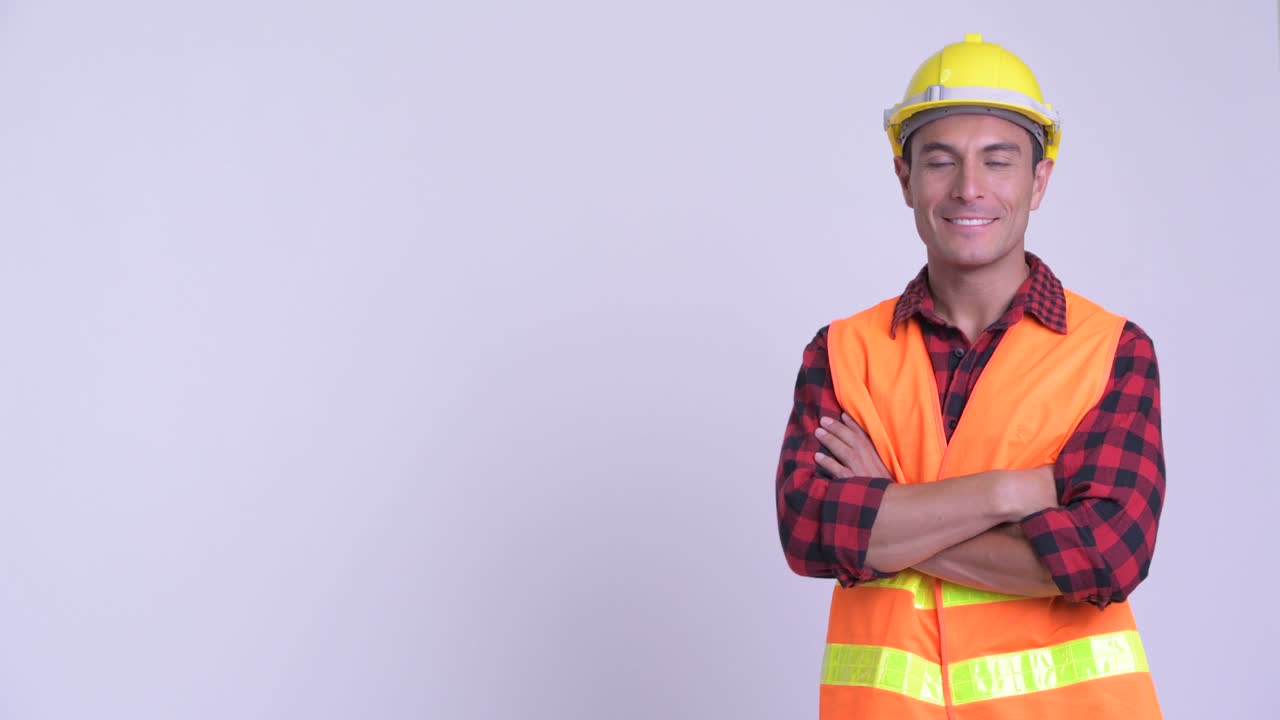 joven y guapo hombre hispano trabajador de la construcción